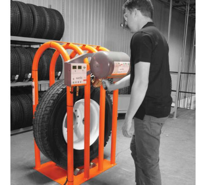 Gluing and inflation station for HGV tyres