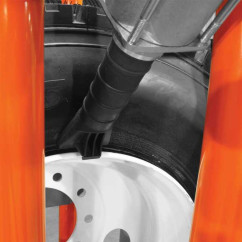 Stazione di incollaggio e gonfiaggio per pneumatici per autocarri