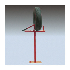 Tyre spreader on foot